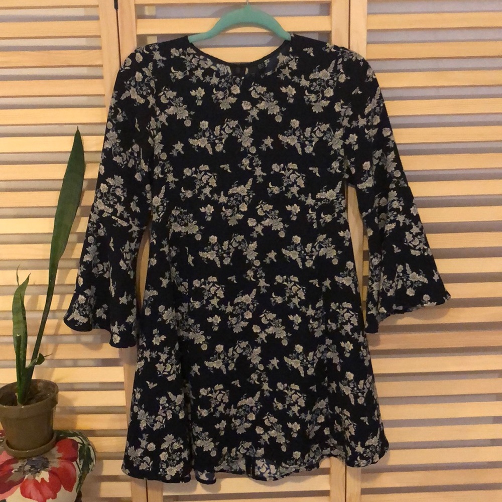 FOREVER NEW bell sleeved dress